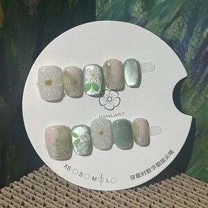 Floral Nail Art Set in Green and White